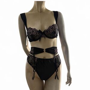 Oh La La Cheri  3pc Lace Bra, Panty & Garter Set- NWT-M